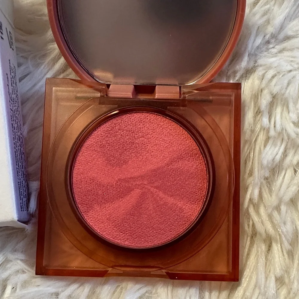 HUDA BEAUTY GloWish Cheeky Vegan Blush Powder - caring Coral